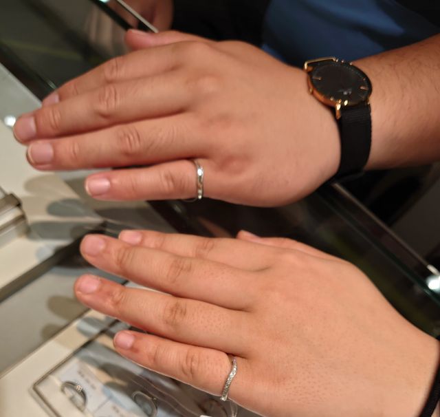 ミル打ちで、華やかで品のあるデザインです。