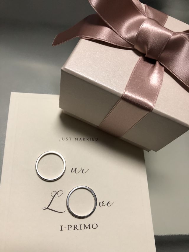 女性の方はダイヤを1つ入れています。