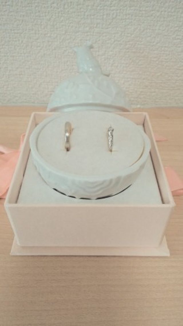 左が購入した結婚指輪です。
