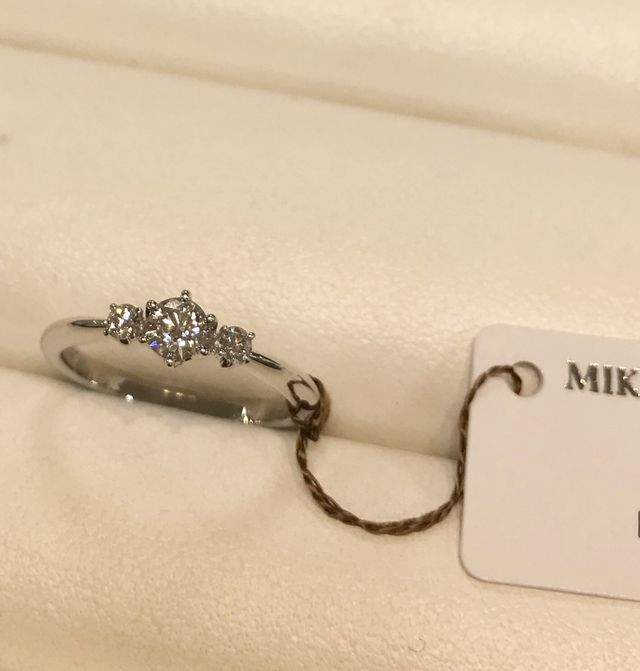 品の良いデザインでカラットも0.25位でしたが眩かったです。