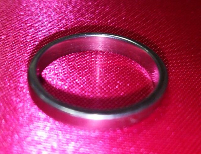 裏にはギリシャ語で「共に歩もう」と刻印あり