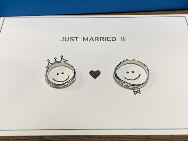 指輪受け取り時に頂いた可愛いデザインの紙の上に指輪を置いた