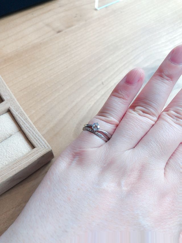 婚約指輪と結婚指輪を一緒につけさせて頂きました