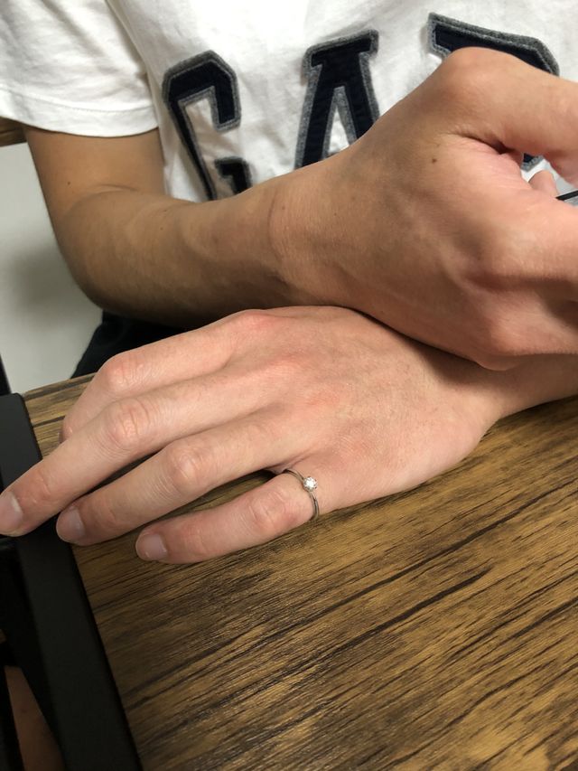 彼がつけています