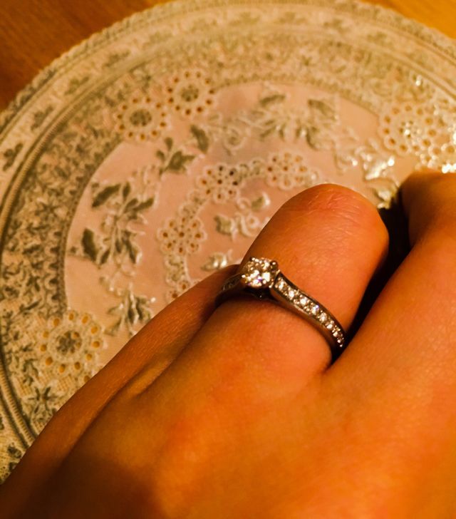 リングの部分までダイヤのデザイン。