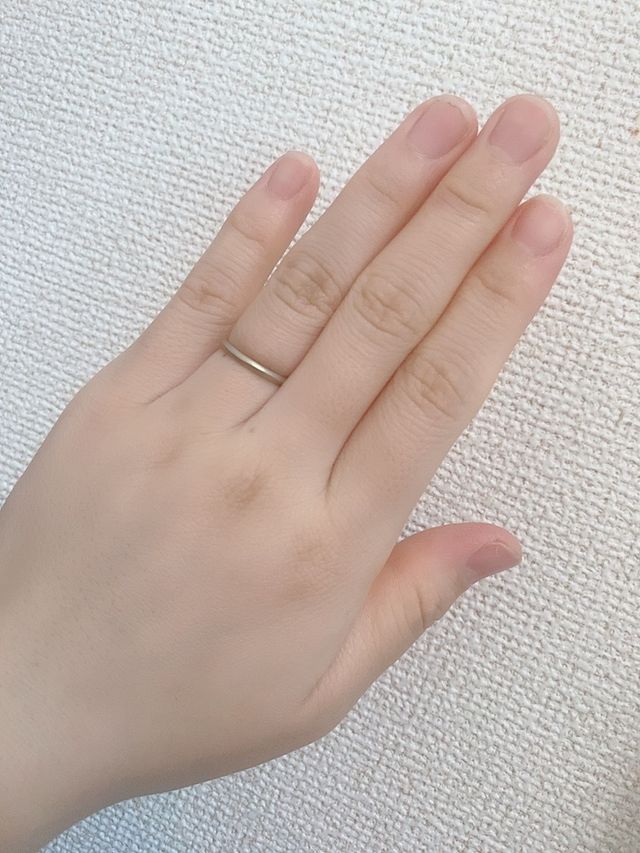 色はシャンパンゴールドで、着け心地は全く違和感のない指輪です