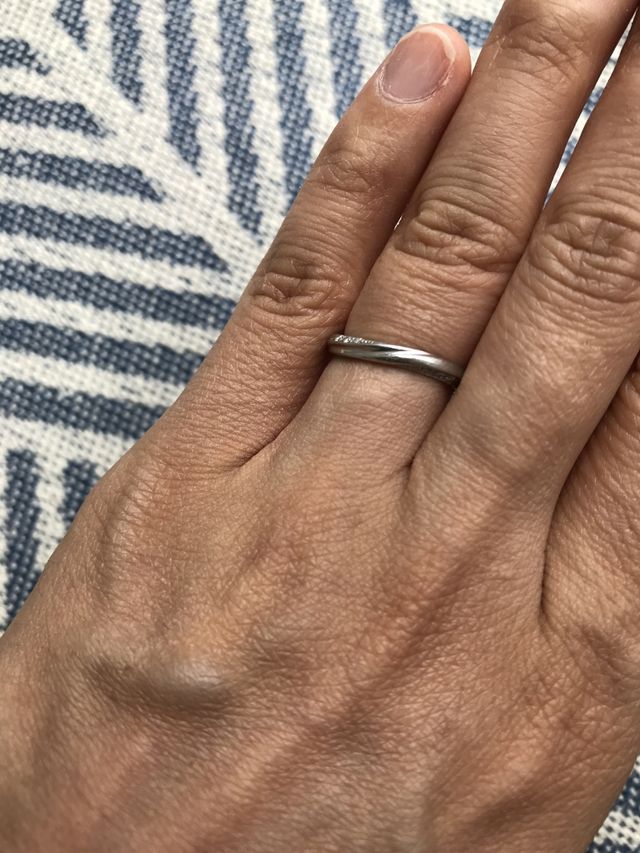 リングが細身で少しカーブしているので指にフィットします。