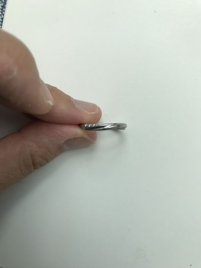 ダイヤが左と右にそれぞれ3個ずつ埋め込まれています。