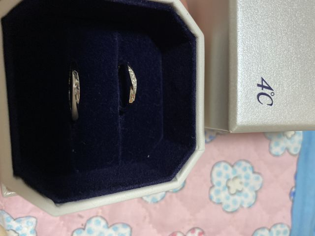 女性はダイヤモンド、男性のはマットになっています。