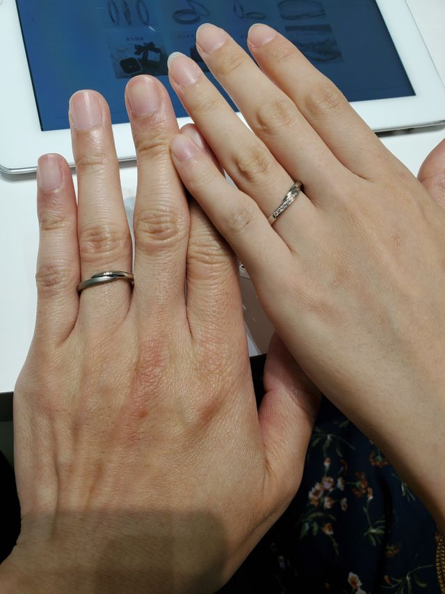 購入する指輪を彼女と２人で着けてみました