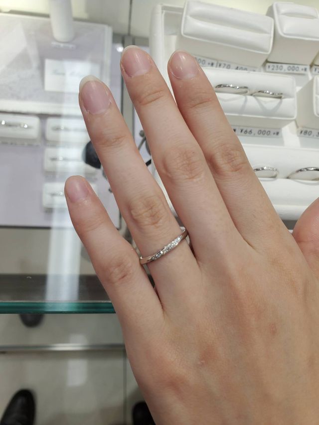 彼氏と見た中でも特に気に入った指輪をつけてみました。