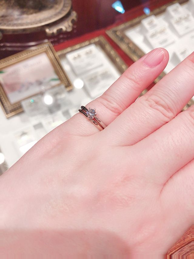 婚約指輪と結婚指輪の着用写真です