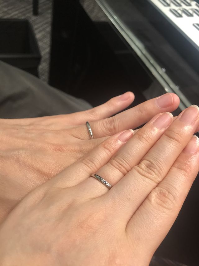 シンプルな指輪にダイヤモンド。