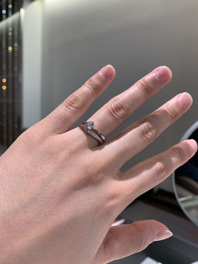 婚約指輪と重ね付けが合う結婚指輪とセットで。