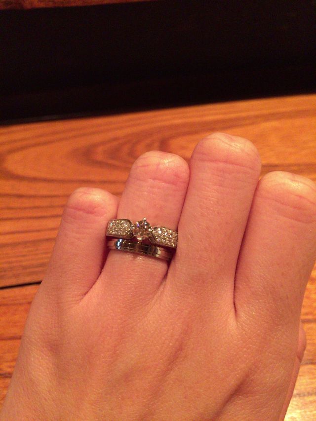 結婚指輪がシンプルなので、婚約指輪が映えます。