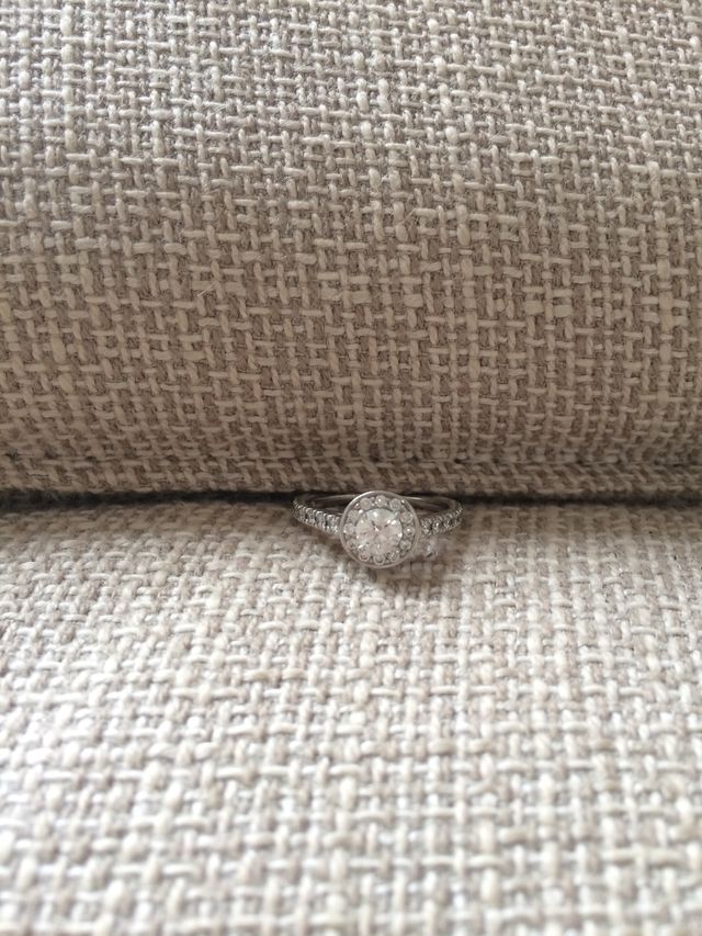 センターダイヤは0.3ctで、周りにメレダイヤのデザインです