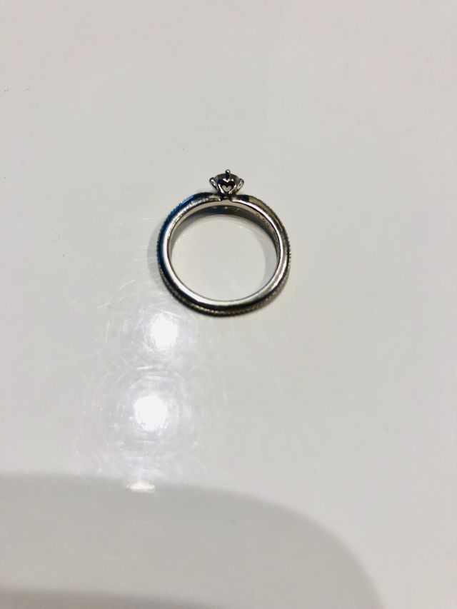 石座はハートダイヤは真ん中に1粒外側は永遠を意味するミル打ち