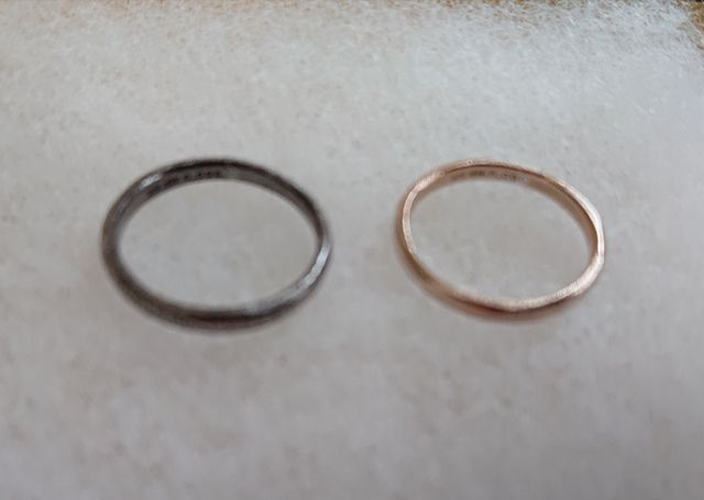 男女ともにシンプルでつけやすいです。