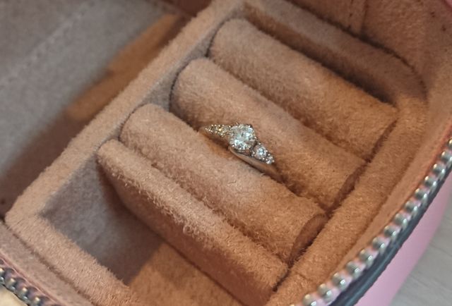 付属の指輪ボックスはすぐに痛んでしまったので使っていません。