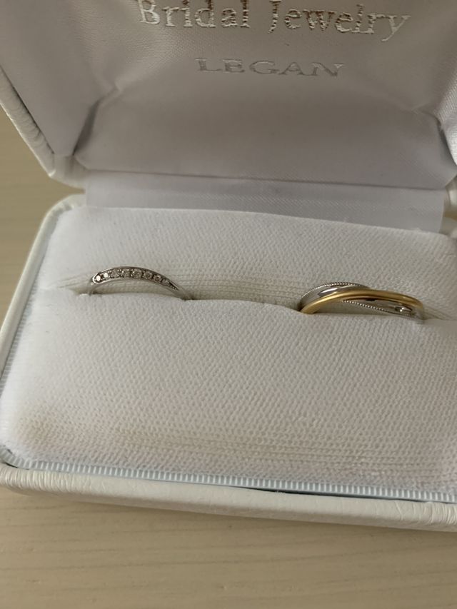 左側の新婦。右側の新郎。デザインは違うが曲線でペア感