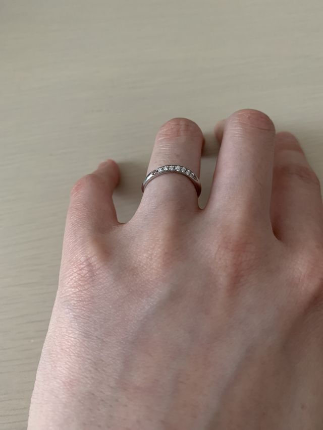 自分から見るとダイヤが映えて華やかに。左端のみピンクダイヤ