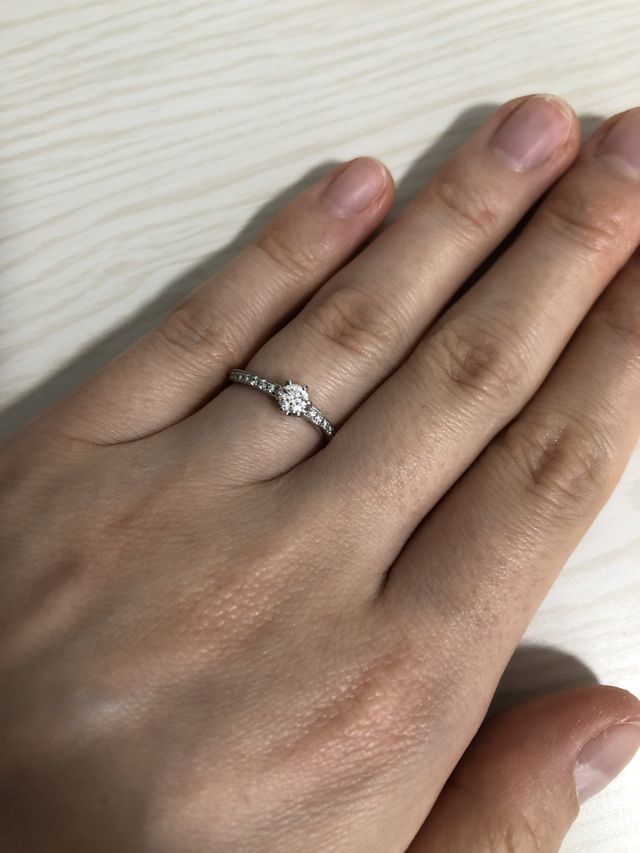 全体的に華奢な感じです。ダイヤは小さめが可愛い♡