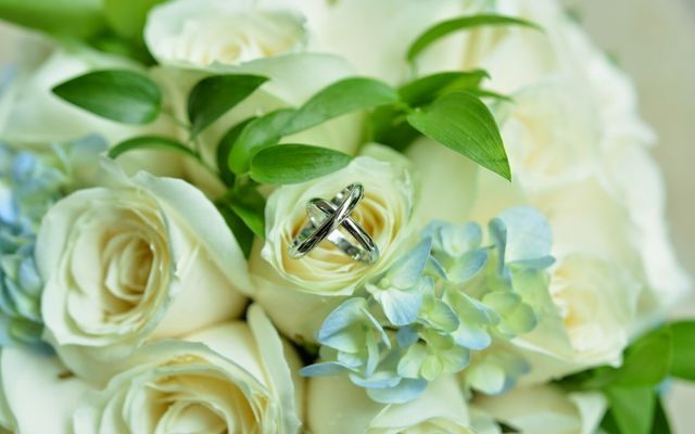 カメラマンさんがブーケと共に写真を撮ってくれていました。