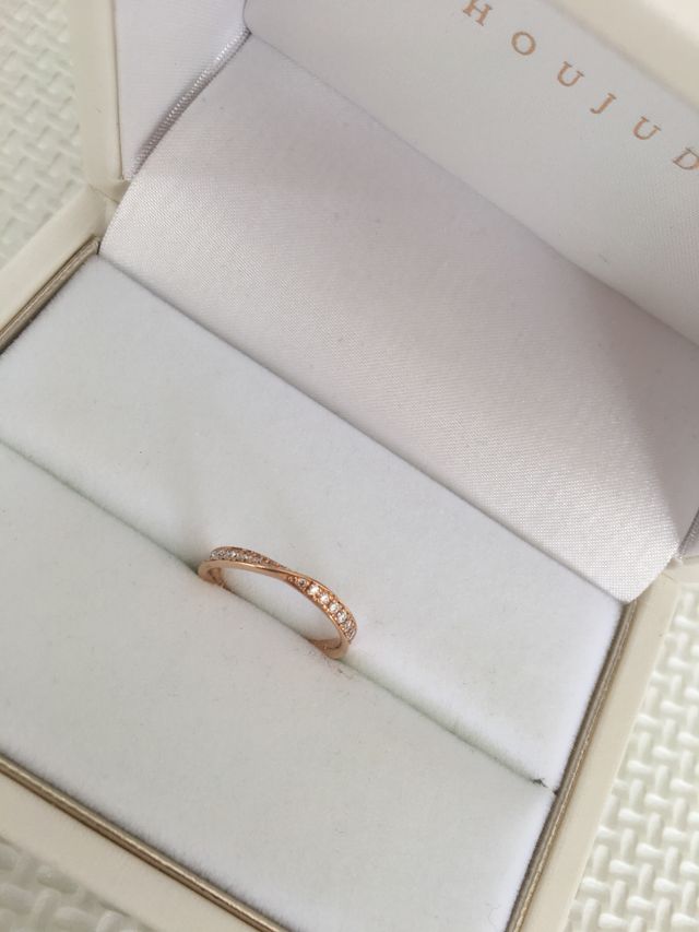 ハーフエタニティでキラキラしていてとても可愛いです