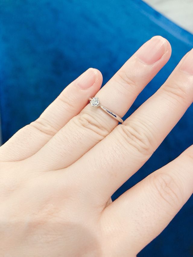 手が大きい為サイズが合っていないですが手元が華やかになります