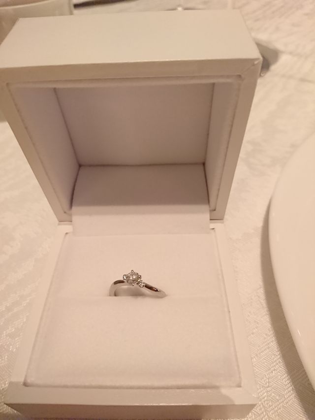 後日リングのデザインとサイズを一緒に選びました。