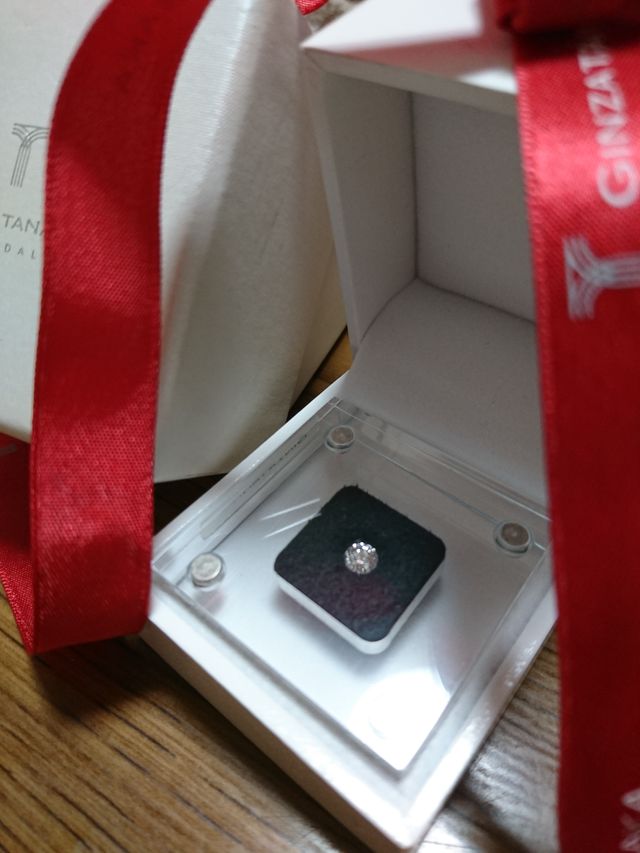 プロポーズの際はこちらのダイヤモンドのみで
