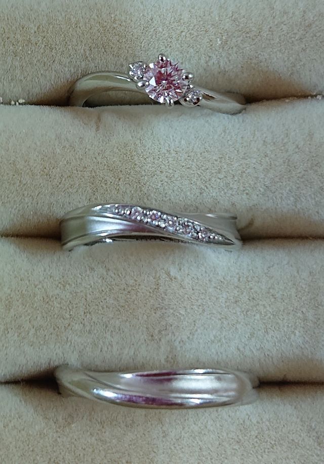 上から婚約指輪、結婚指輪(女性用)、結婚指輪(男性用)