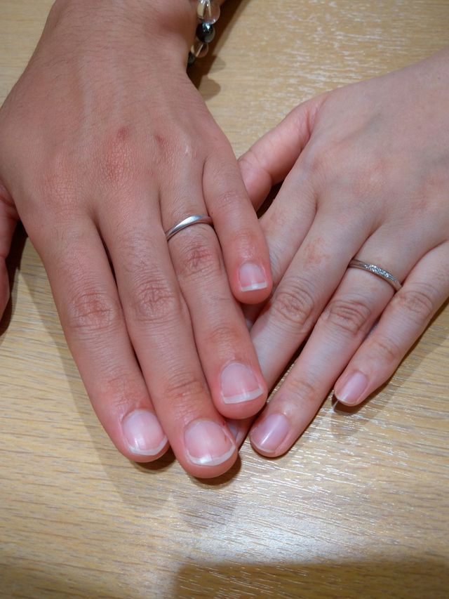 プラチナとダイヤの輝きが綺麗！
左は一部マットで落着く印象に