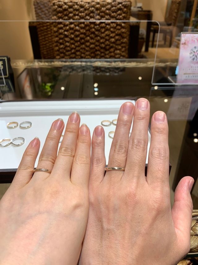 細身のストレート、女性にはダイヤモンドがついてます