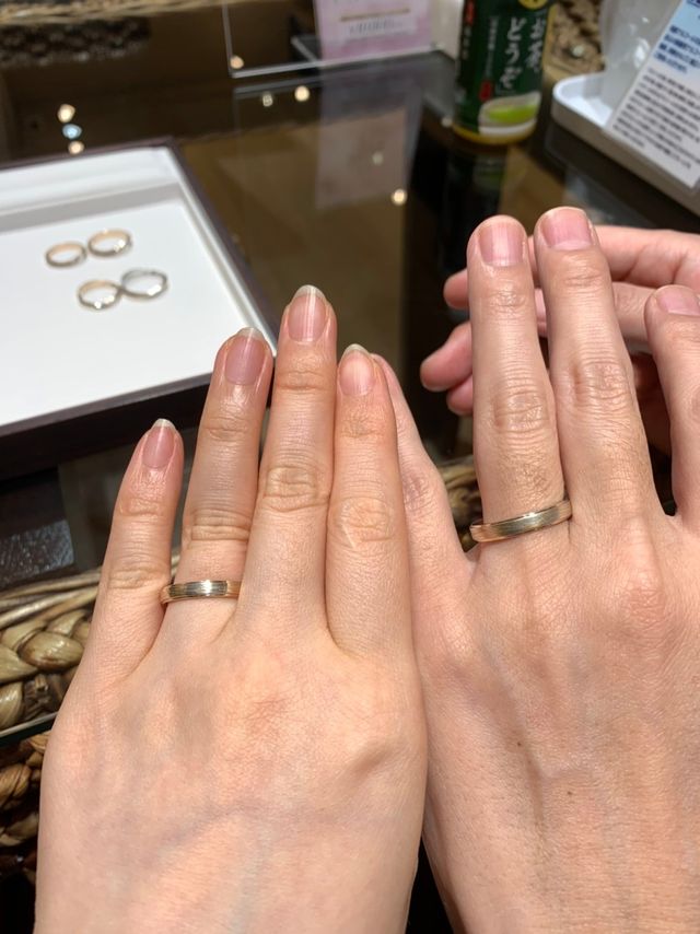 幅のある指輪の方が木目が目立ちます