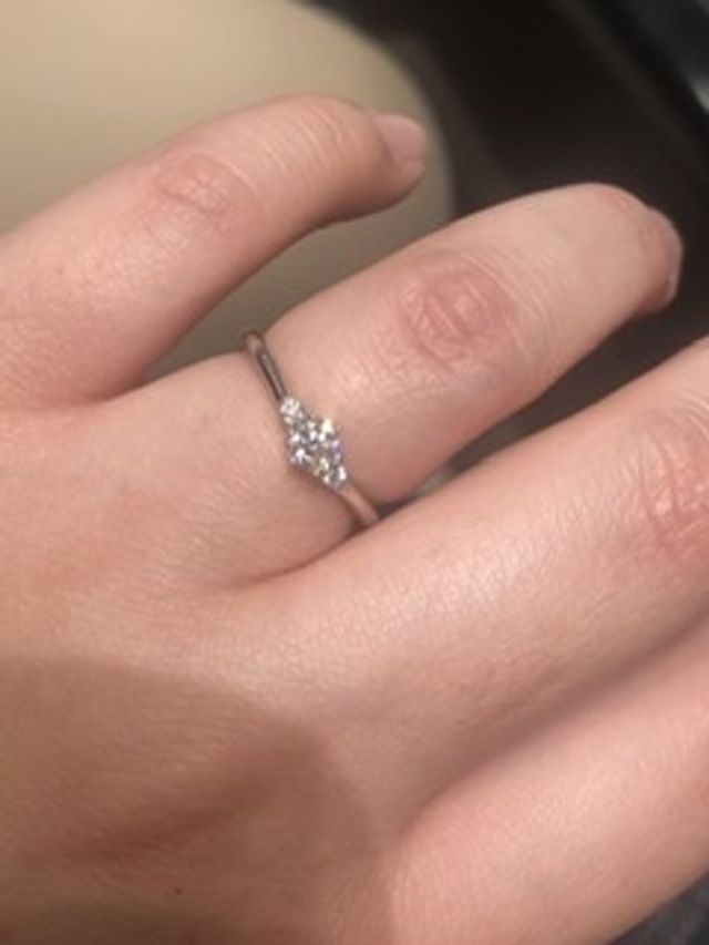 ダイヤが光り輝いており、リングは指になじみます。