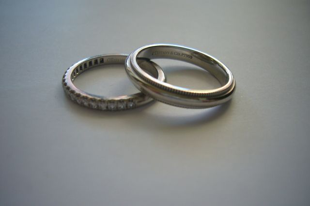 左が女性、右が男性