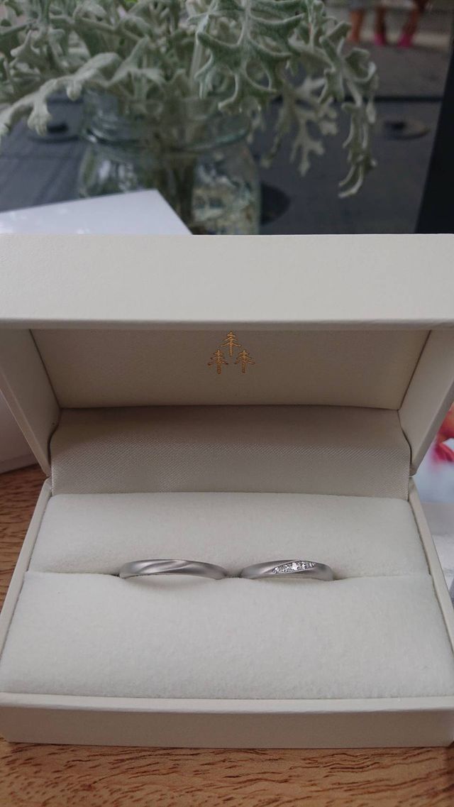 プラチナリングです！妻のは小さなダイヤモンドが五つ