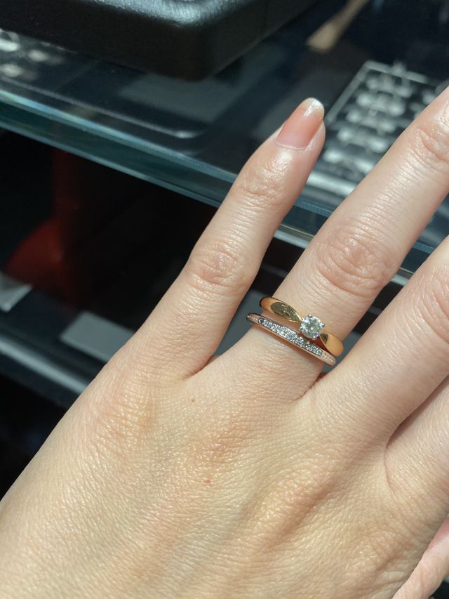 婚約指輪とセットでつけた指輪着用時