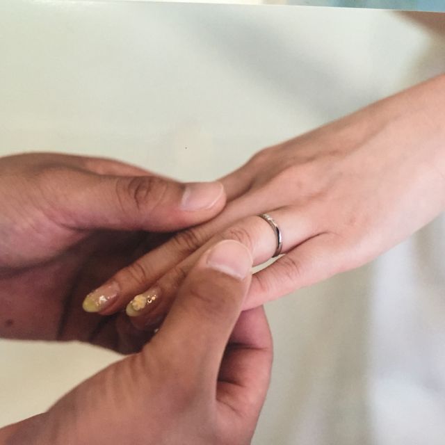 結婚式での指輪交換の写真です
