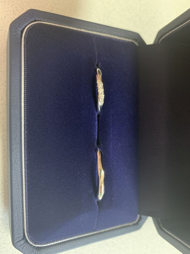 ダイヤが半埋めになっているのでキラキラしてとても綺麗です