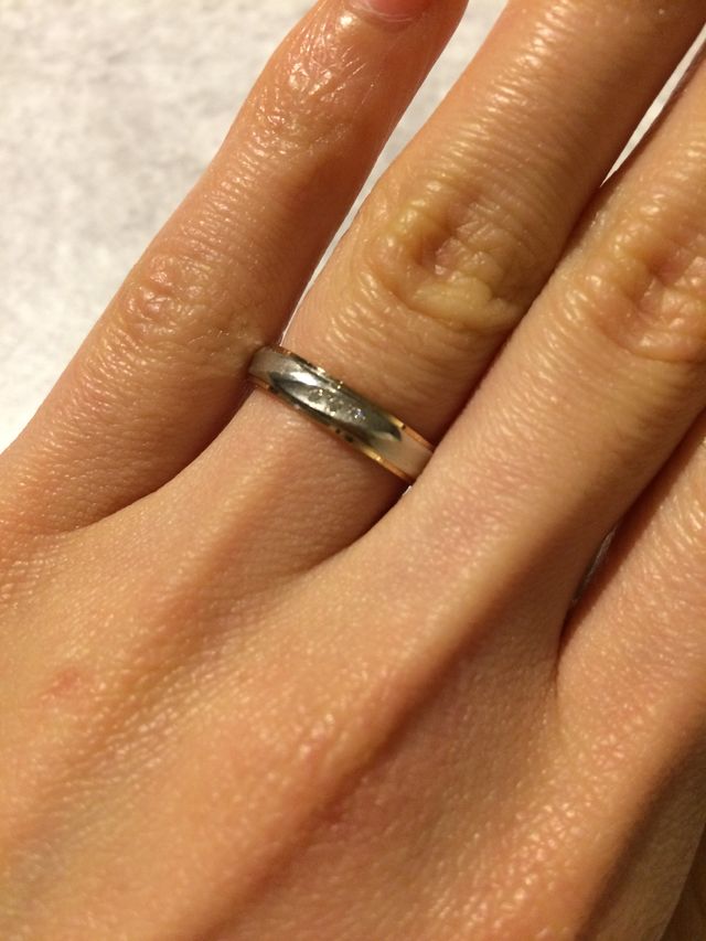 両サイドのピンクゴールドのラインが気に入ってます