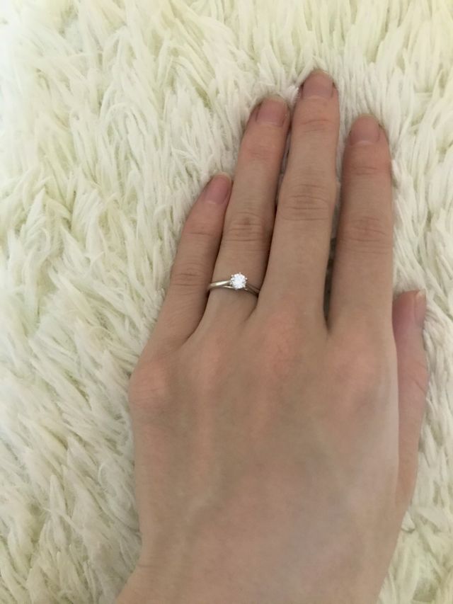 左手薬指に着用した写真です
