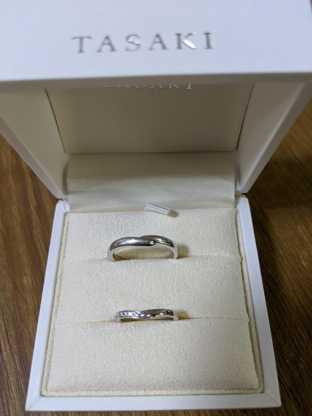 女性用はダイヤ付き、男性用はねじれのデザインのみでシンプル