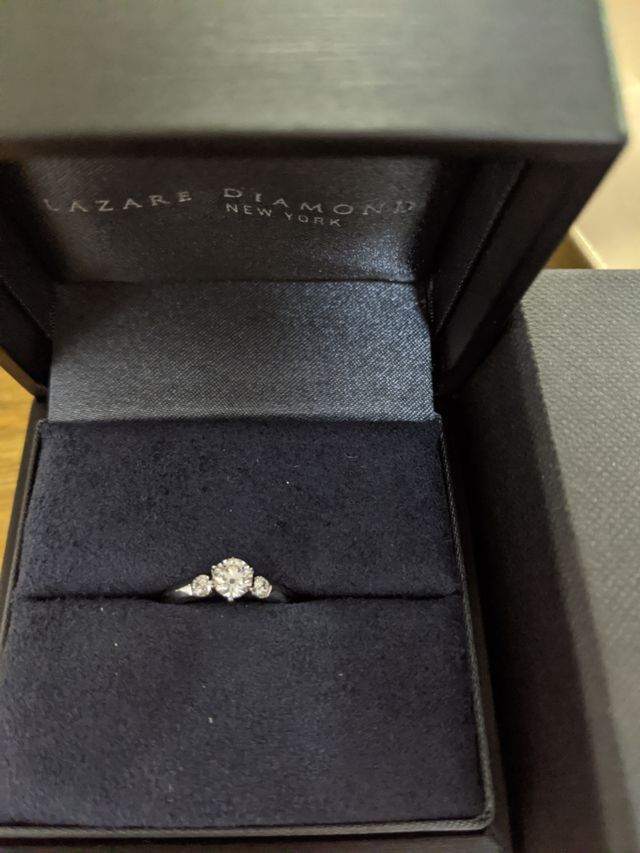 輝きの美しい婚約指輪です