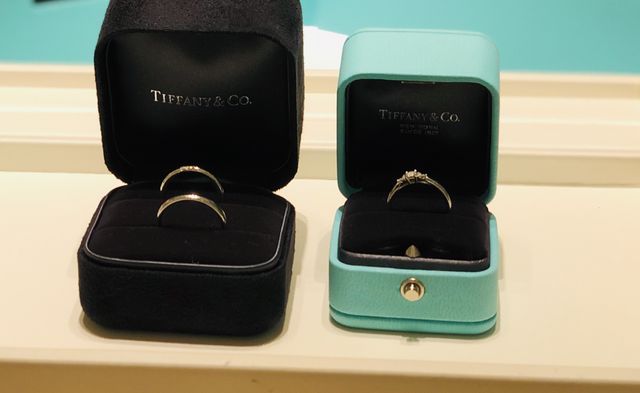 左が結婚指輪で右が婚約指輪です