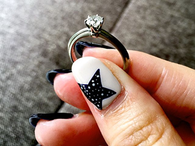 伝統あるティファニーセッティングの婚約指輪です。