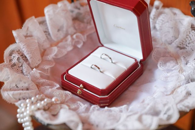 結婚式での写真。ボックスをリングピローとして使用。