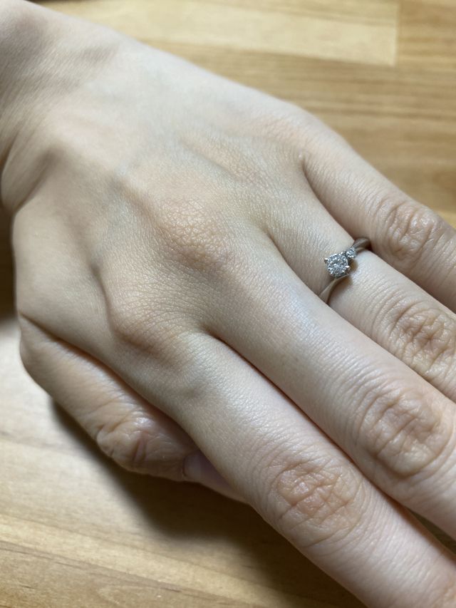 嫁の薬指につけた状態