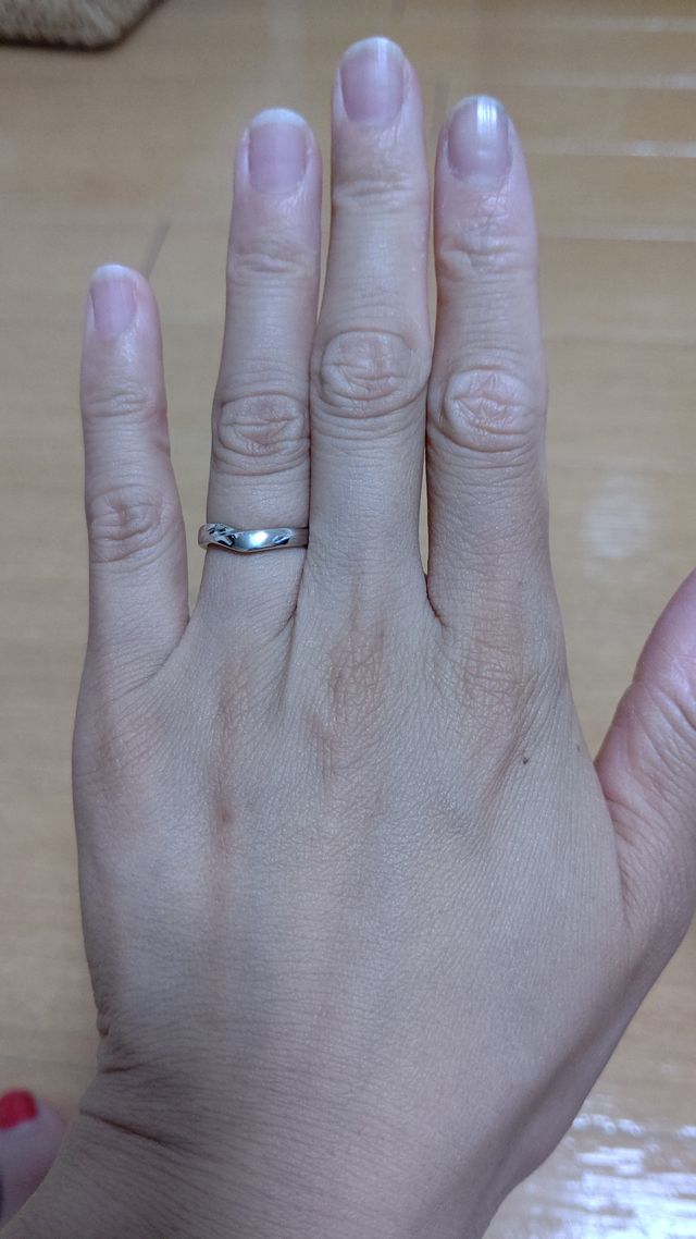 婚約指輪と重ねづけできるようにV字のウェーブにしました。